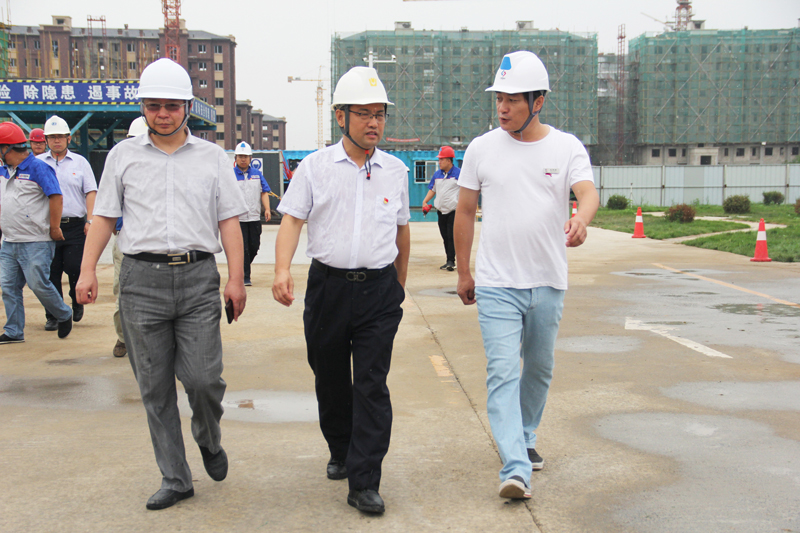 落实安全、文明施工要求，打造优质施工项目——戴长冰书记到公司府城铭邸项目部施工现场调研指导工作(图1)